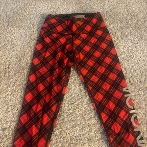 Victoria’s Secret sport red and black plaid capri leggings new L